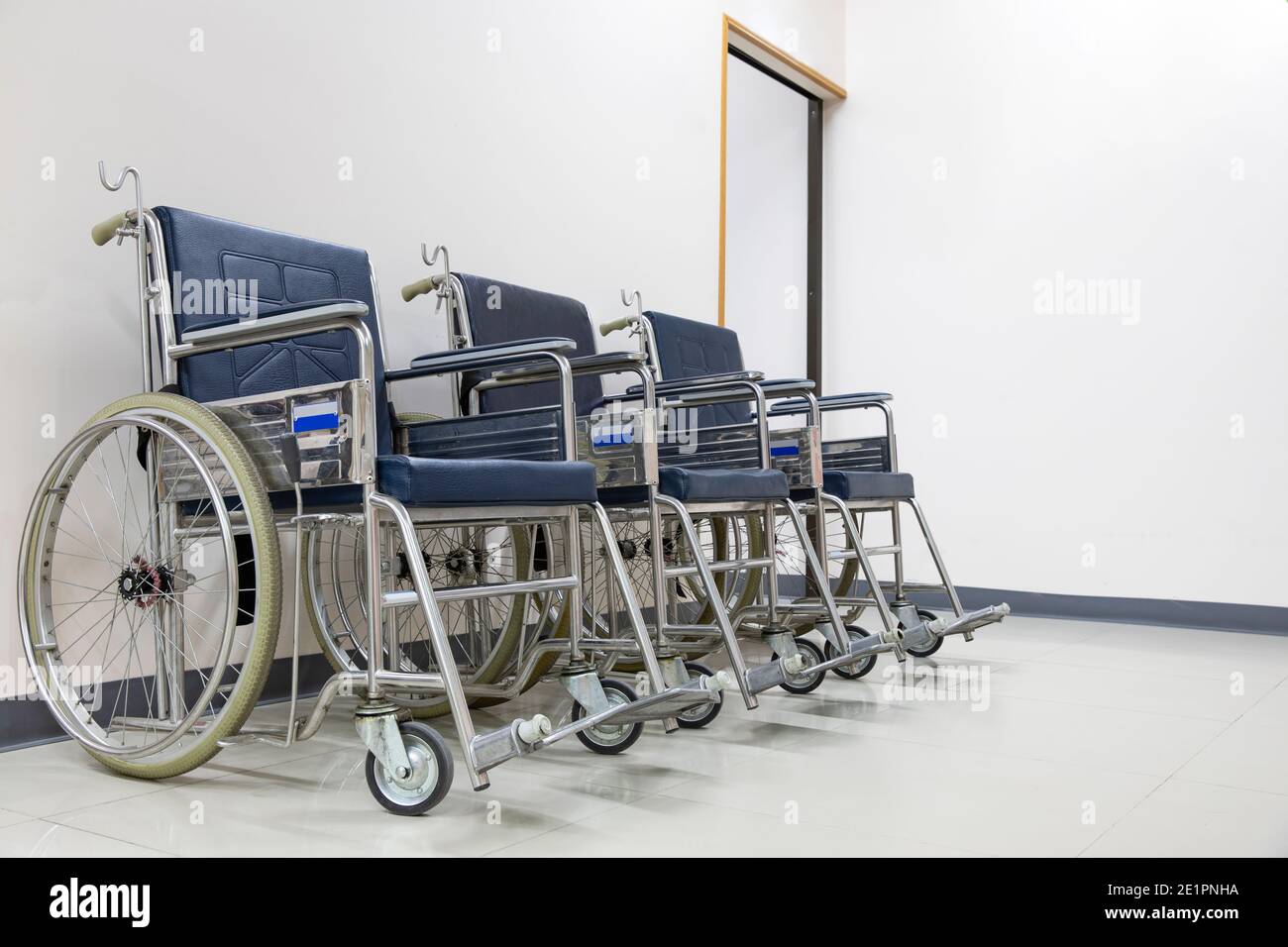 Drei Patienten-Rollstuhl in einem sauberen und hellen Wartebereich eines Krankenhauses. Ambulante Patientenaufnahme. Stockfoto