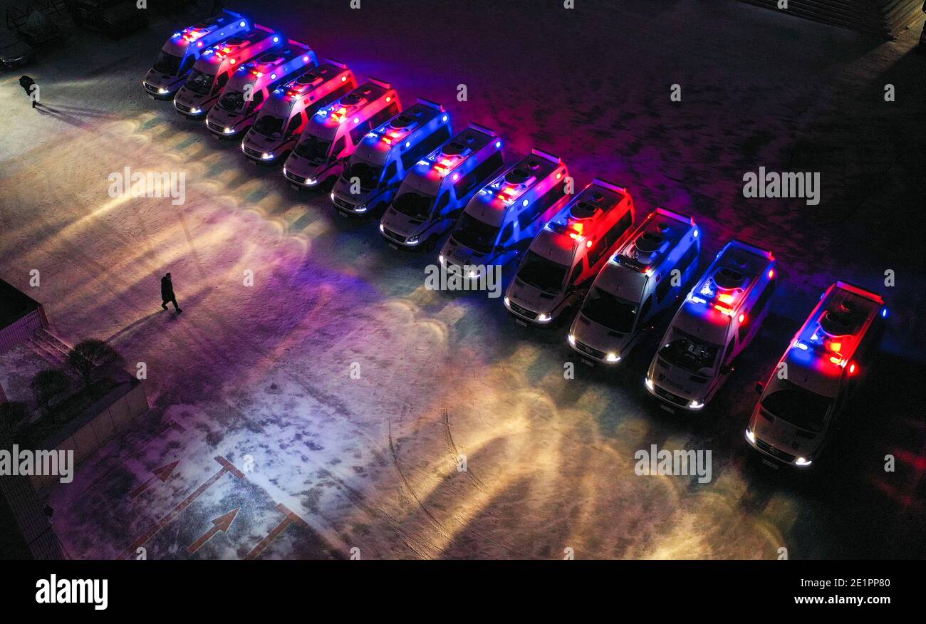 Changchun. Januar 2021. Das am 6. Januar 2021 aufgenommene Foto zeigt Polizeiautos, die für eine nächtliche Patrouillenmission in Changchun, nordöstlich der Provinz Jilin, bereit sind. Das Büro für öffentliche Sicherheit von Changchun führt seit 2011 Nachtstreifenaufgaben durch. Mehr als 500 Polizisten und über 130 Polizeiautos patrouillieren jede Nacht auf den Straßen und erfüllen die Funktionen der Notfallhilfe, des Managements der öffentlichen Sicherheit, der Streitbeilegung, der Rettungsdienste und so weiter. China wird seinen ersten nationalen Polizeitag am 10. Januar dieses Jahres halten. Quelle: Xu Chang/Xinhua/Alamy Live News Stockfoto