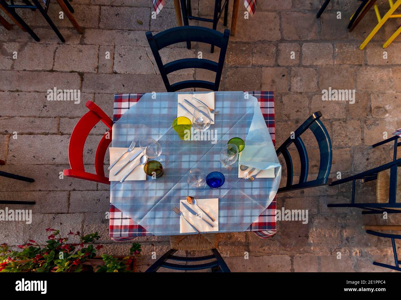 Nahaufnahme von oben gesehen von einem gedeckten Tisch in einem Restaurant Stockfoto