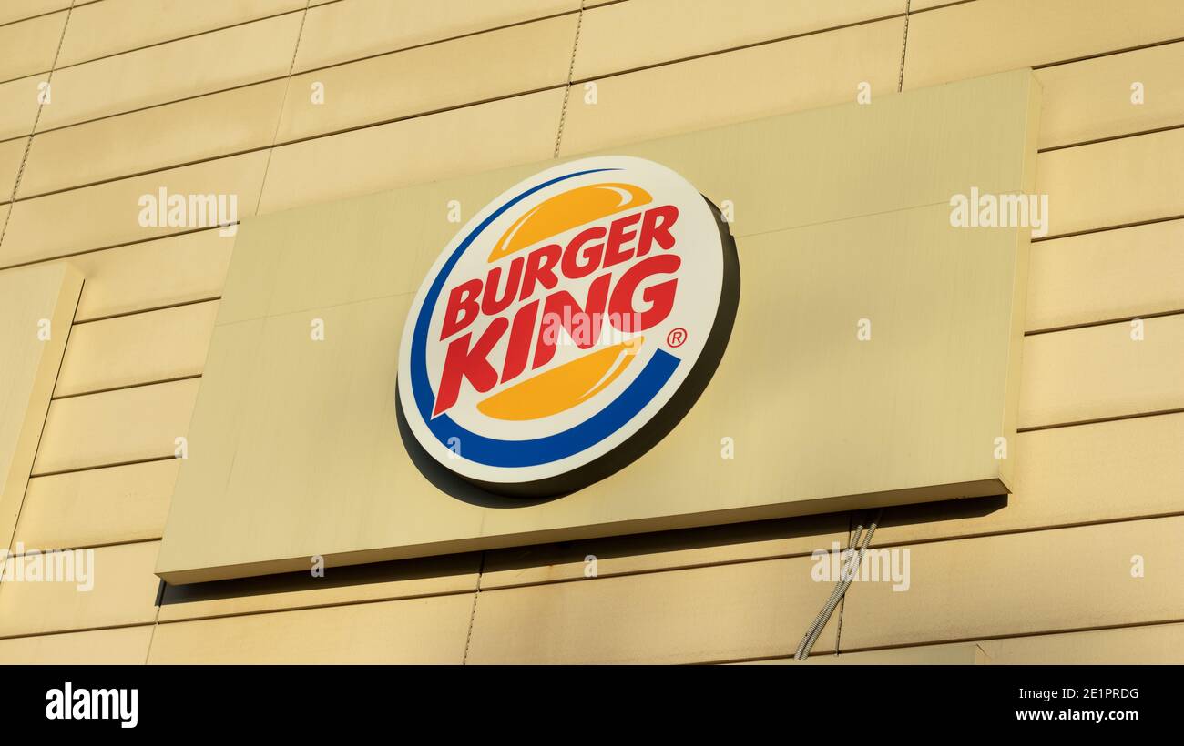 Moskau, Russland - 5. Dezember 2020: Burger King Firmenlogo close-up on Building, illustrative Editorial. Stockfoto