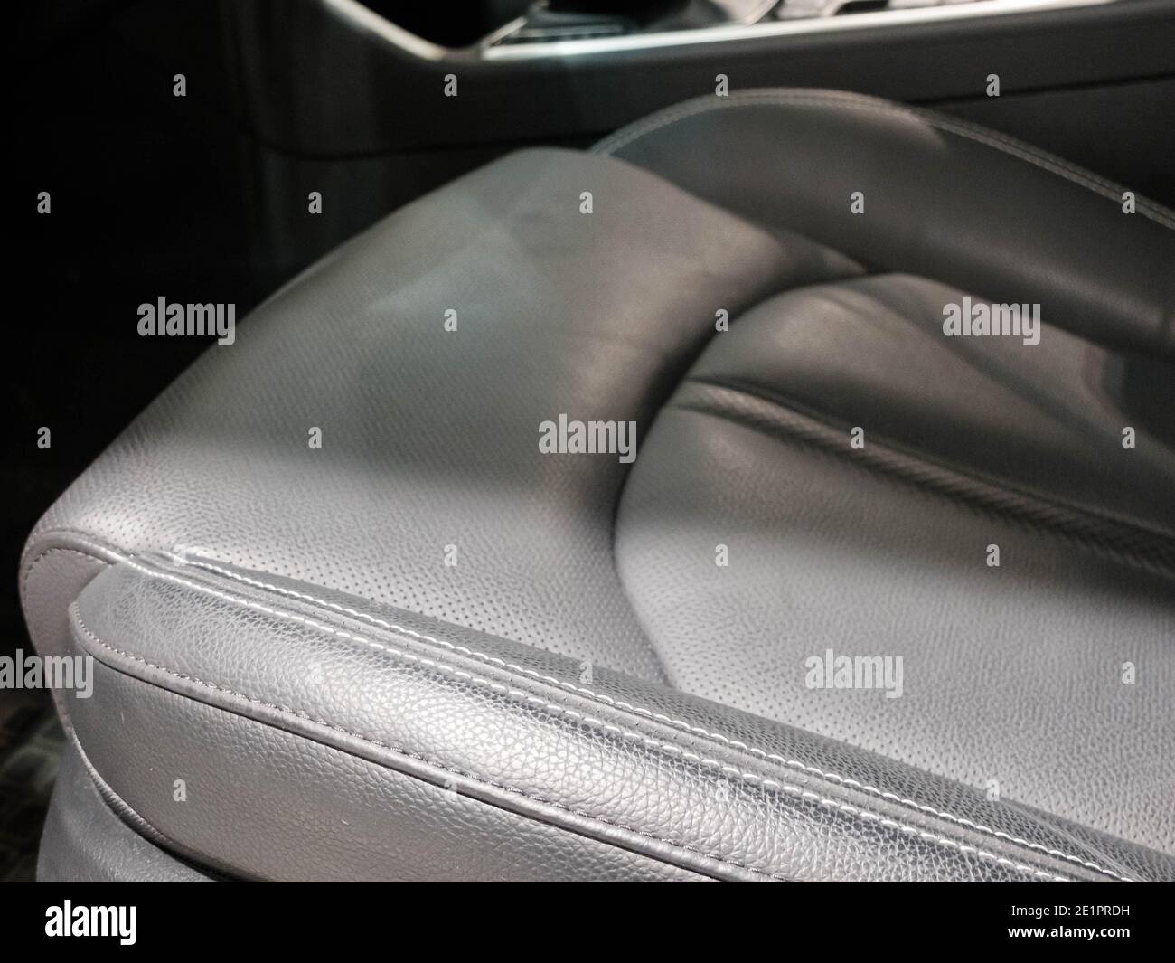 Schwarzer Ledersitz im Innenraum des Fahrzeugs Stockfoto
