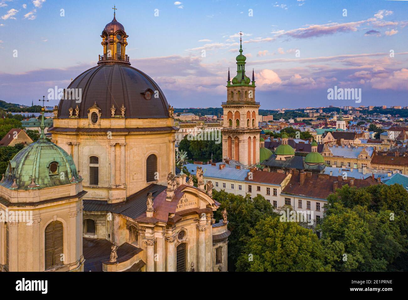 Lviv, Ukraine - 2020: Luftaufnahme der Dominikanerkirche und Dormitionskirche in Lviv, Ukraine von Drohne Stockfoto