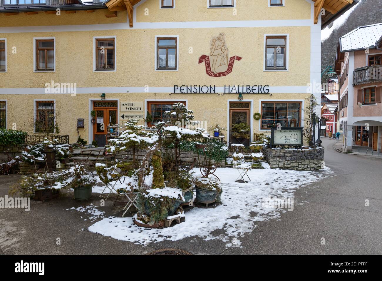 hallstatt, österreich, 08 jan 2021, Hotel Pension hallberg in der Altstadt Stockfoto