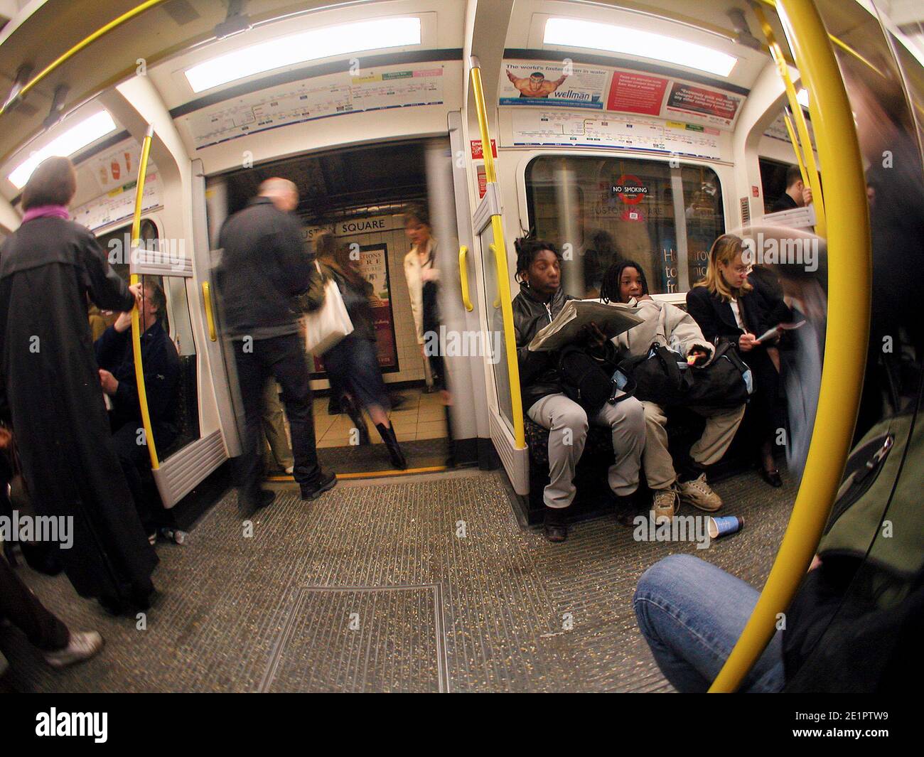 London Transport U-Bahn Pendler Central London Passagiere Ausstieg Zug Stockfoto