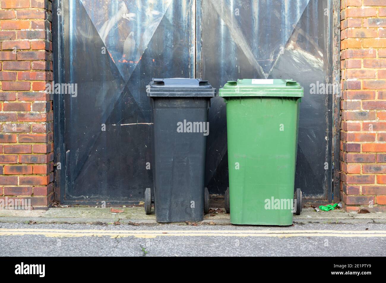 Zwei Mülltonnen nebeneinander vor einem Haus in Großbritannien Stockfoto