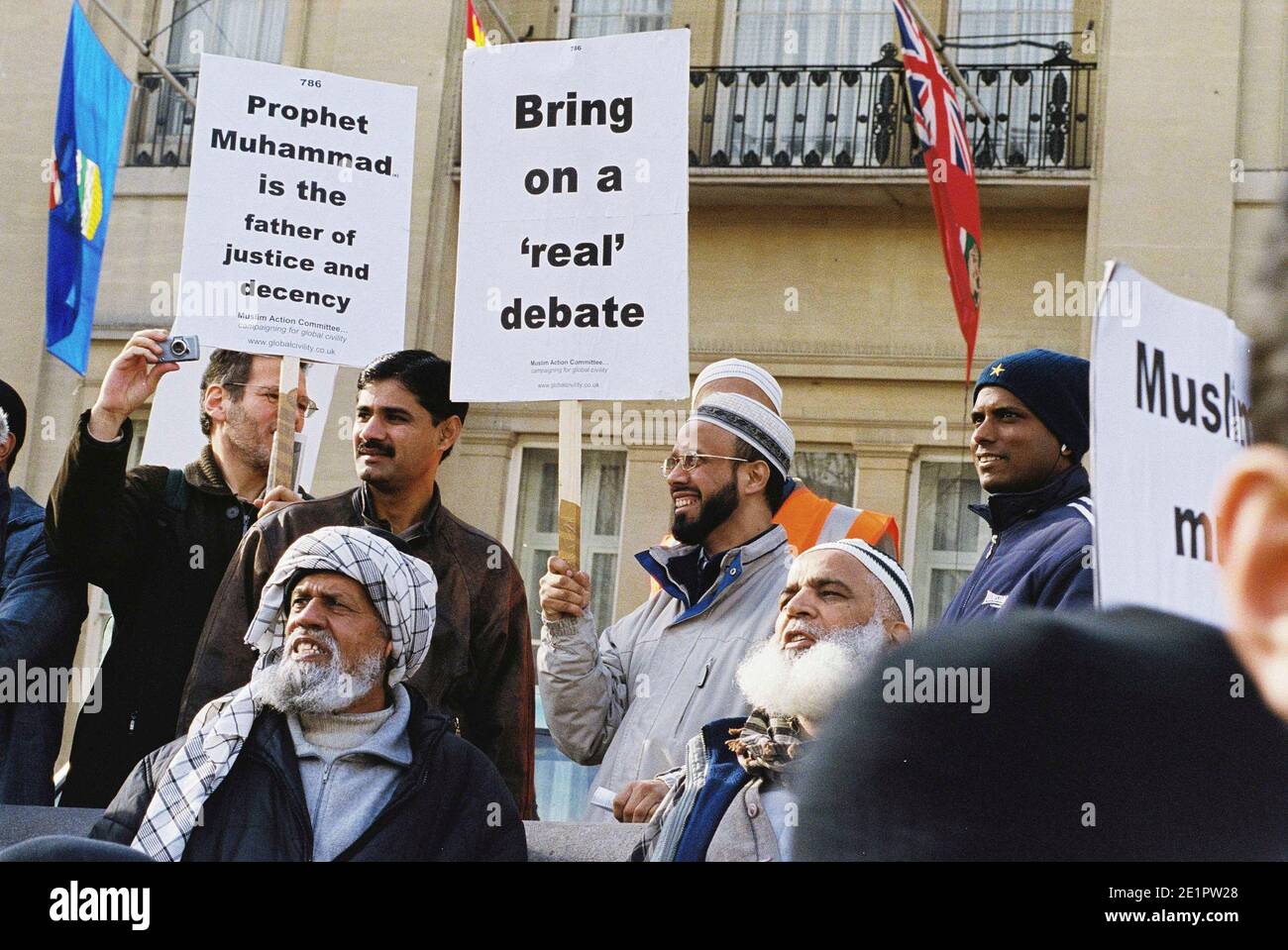 Die Islamaphobia-Kundgebung, die von moderaten muslimischen Gruppen, muslimischen Demonstranten, am marsch auf dem trafalgar-Platz organisiert wurde, um gegen offensive dänische Karikaturen zu protestieren. Die Jyllands-Posten Muhammad Karikaturen Kontroverse begann, nachdem die dänische Zeitung Jyllands-Posten veröffentlichte 12 Editorial Cartoons Stockfoto