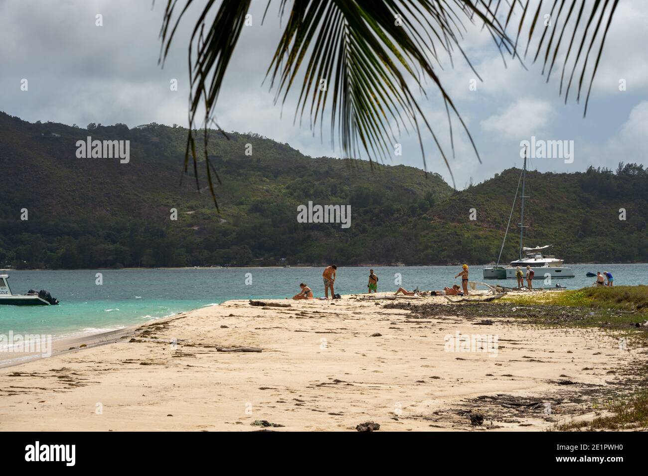 Seychellen Küsten mit Granitfelsen und tropischer Vegetation Stockfoto