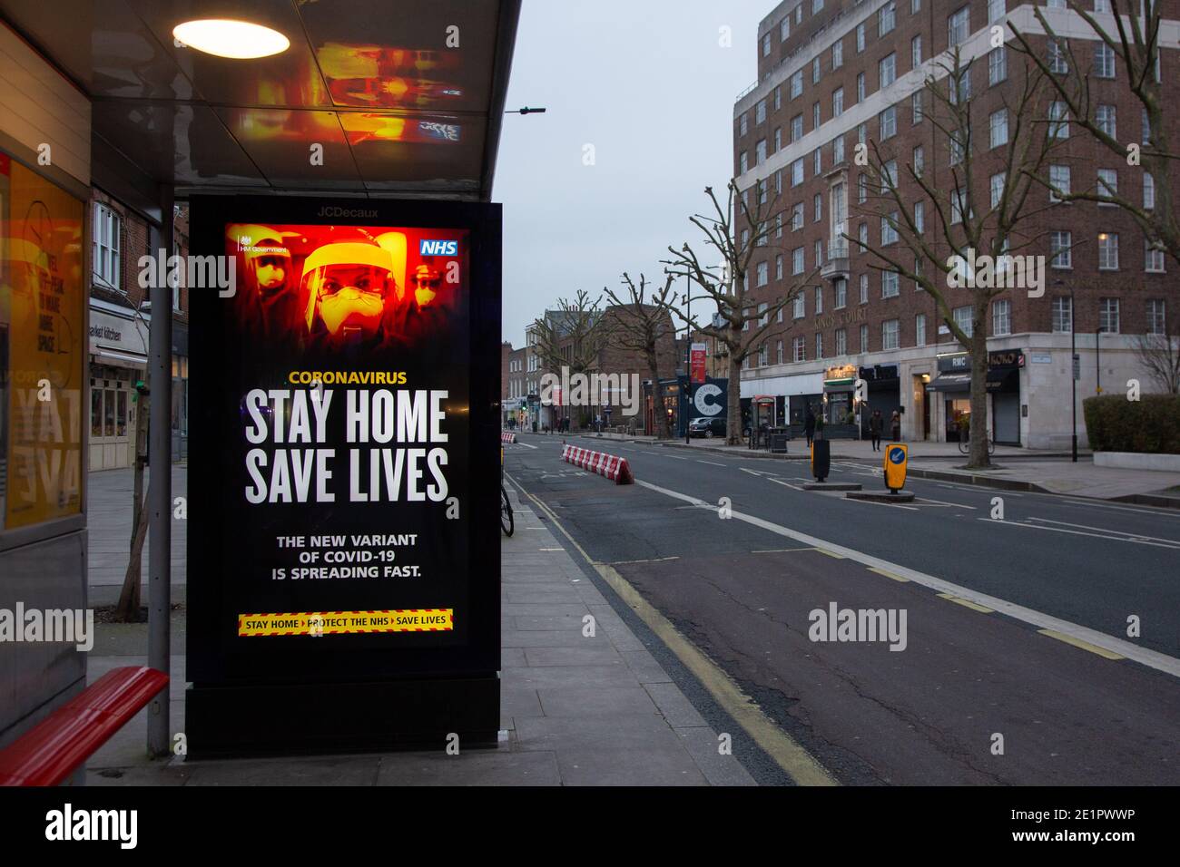 'Stay Home, save lives' - Beschilderung auf einem Bus Tierheim in London als Coronavirus Fälle in Großbritannien sind grassierend. Stockfoto