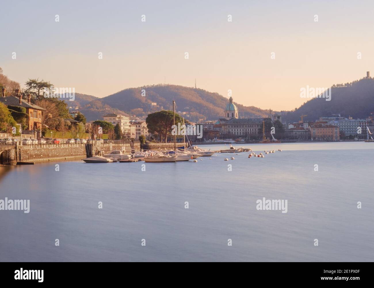 Seeufer von Como in einem warmen und sonnigen Frühlingstag.Lombardei, italienischer See, Italien Stockfoto