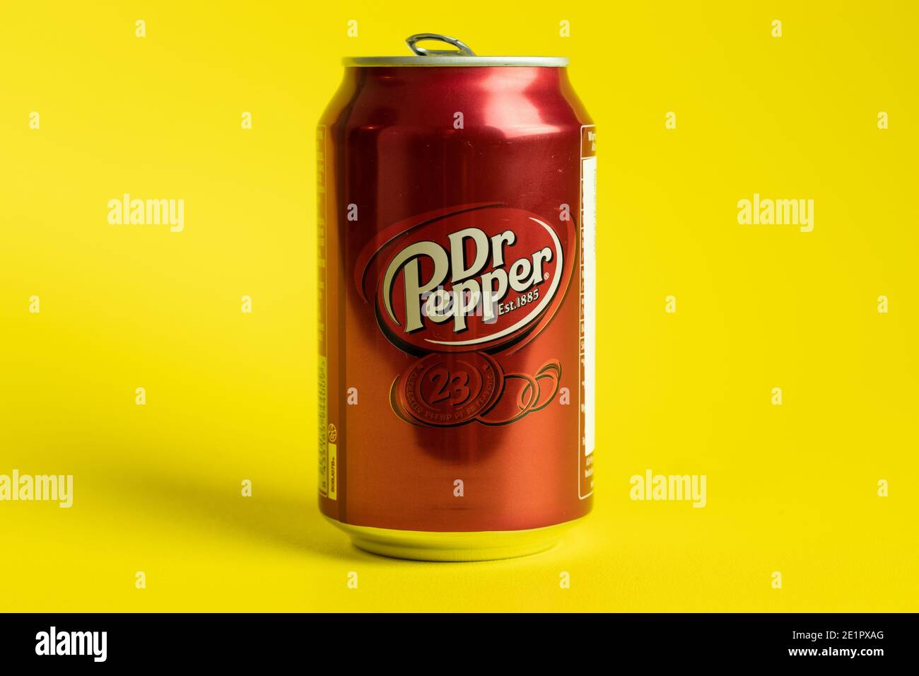 Moskau, Russland - 5. Dezember 2020: Dr. Pepper Dose mit Logo, illustrative Editorial. Stockfoto