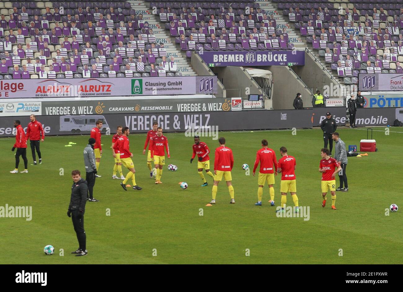 09. Januar 2021, Niedersachsen, Osnabrück: Fußball: 2. Bundesliga, VfL Osnabrück - Würzburger Kickers, Spieltag 15 im Stadion der Bremer Brücke. Fotos von Zuschauern können als Displays auf der Nordtribüne gefunden werden. Foto: Friso Gentsch/dpa - WICHTIGER HINWEIS: Gemäß den Bestimmungen der DFL Deutsche Fußball Liga und/oder des DFB Deutscher Fußball-Bund ist es untersagt, im Stadion und/oder vom Spiel aufgenommene Fotos in Form von Sequenzbildern und/oder videoähnlichen Fotoserien zu verwenden oder zu verwenden. Stockfoto