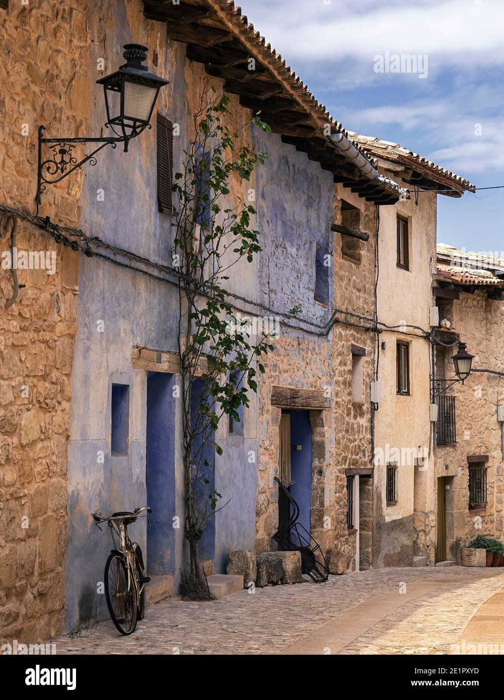 Fahrrad an einer Wand in Valderrobres, Teruel Stockfoto