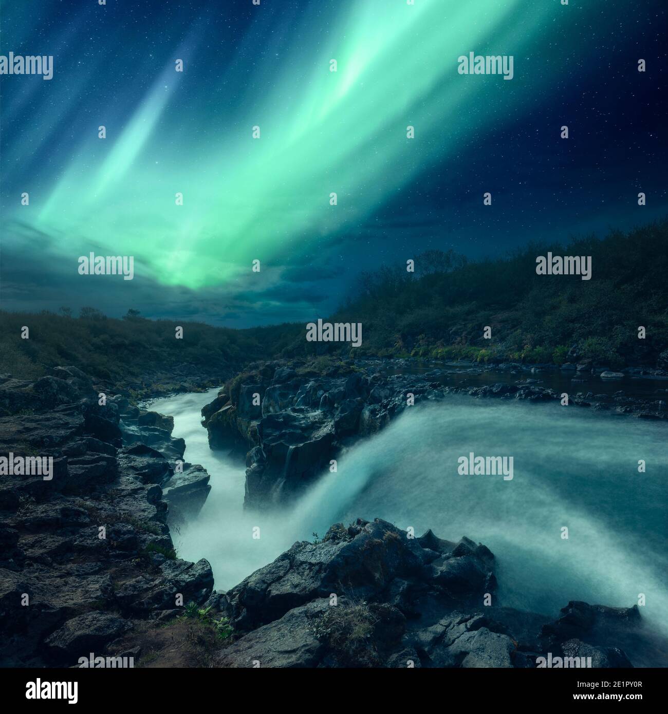 Aurora Borealis über einen Fluss in Island Stockfoto