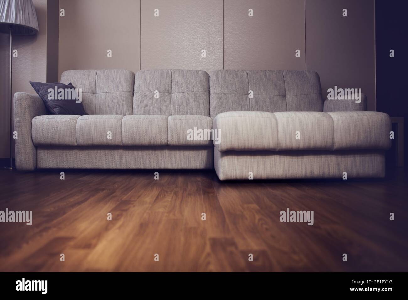 Sofa im Wohnzimmer, Hintergrund innen. Stockfoto