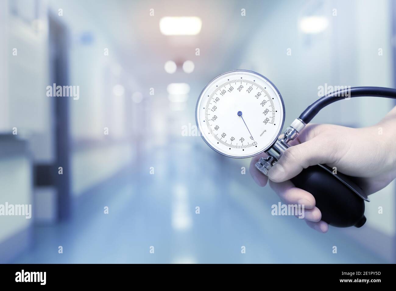 Arzt, der das Manometer an der arteriellen Druckmessung hält. Stockfoto