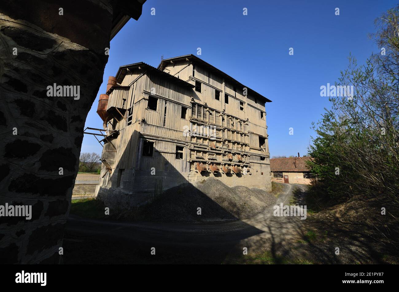 Hohes Gebäude aus Holz aus einer alten Mine Stockfoto