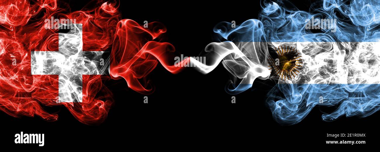 Schweiz, Schweiz gegen Argentinien, argentinische, argentinische rauchige mystische Flaggen nebeneinander platziert. Dick farbige seidig abstrakte Rauchfahnen. Stockfoto