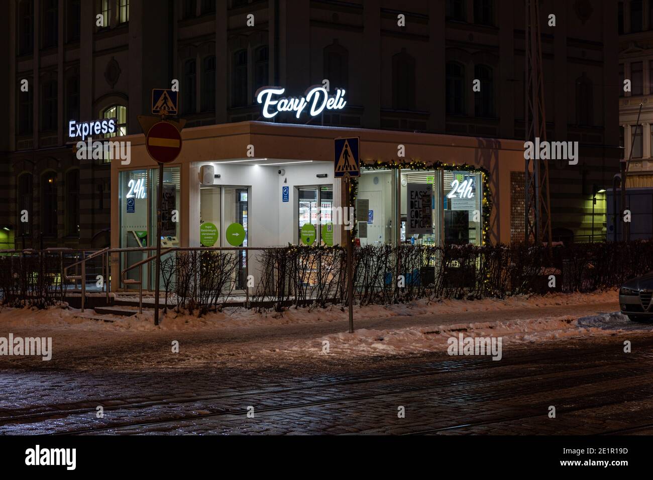 Easy Deli automatisierter Selbstbedienungsladen oder Deli nach Einbruch der Dunkelheit im Ullanlinna-Viertel von Helsinki, Finnland Stockfoto