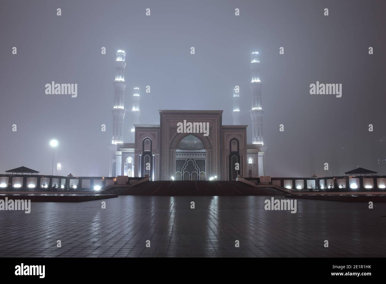 Eintritt in die Moschee in geheimnisvoller nebliger Nacht. Stockfoto