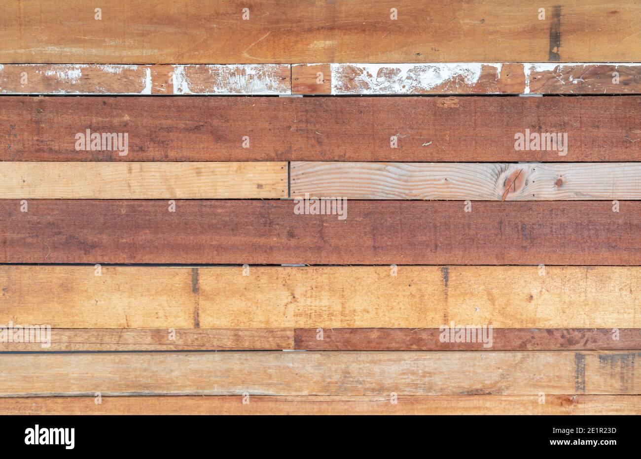 Detailbild einer Wand aus verschiedenen Größen Und Holzarten Stockfoto