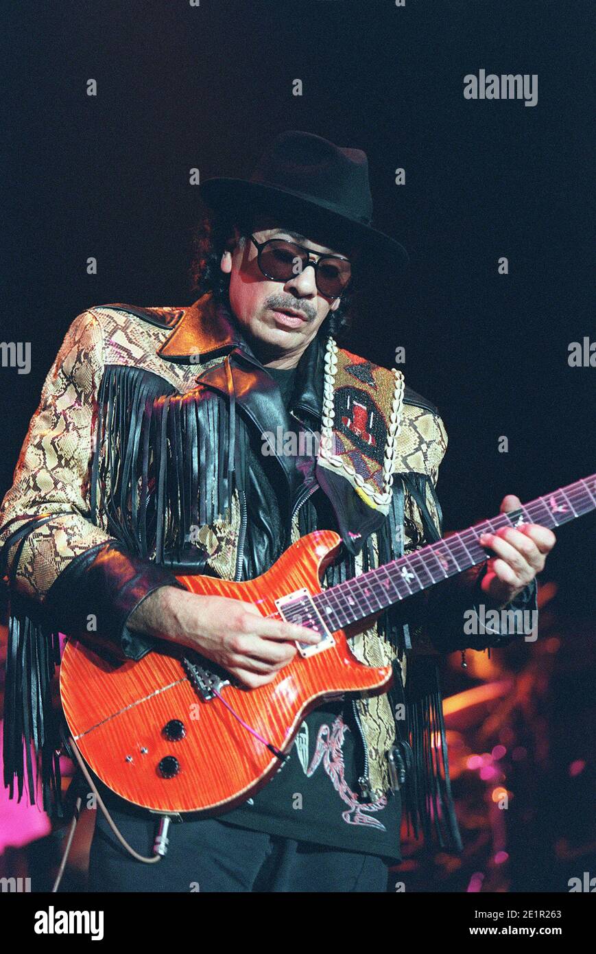 Carlos Santana im Konzert in der Wembley Arena in London. Juni 2000 Stockfoto