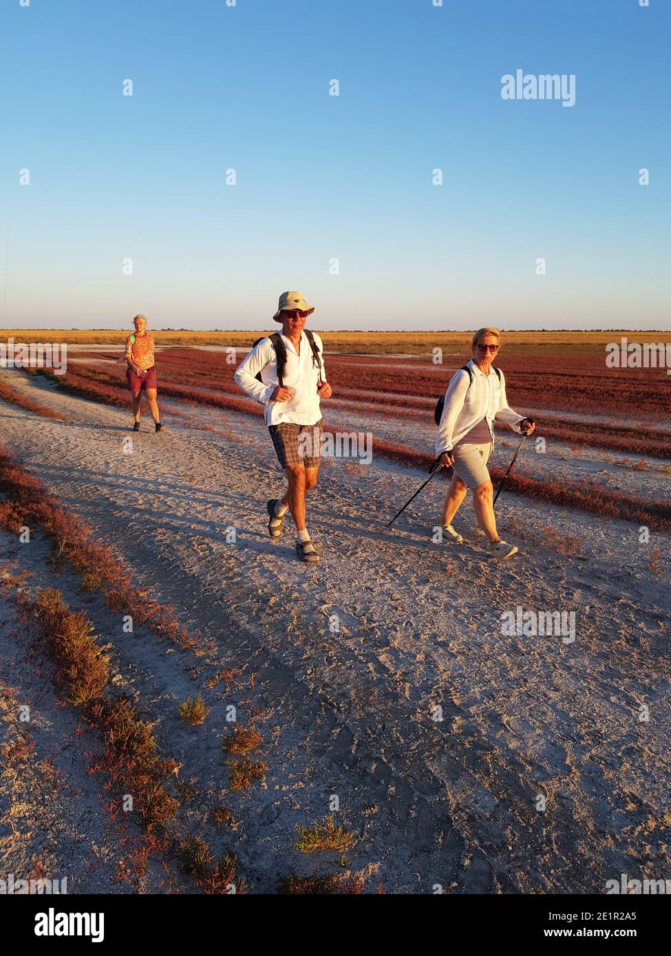 Dscharylgach, Cherson Oblast, Ukraine - 10.09.2020: Einfache Trekking in offenen Gebieten. Schöner Urlaub auf der Insel Dzharylgach. Stockfoto