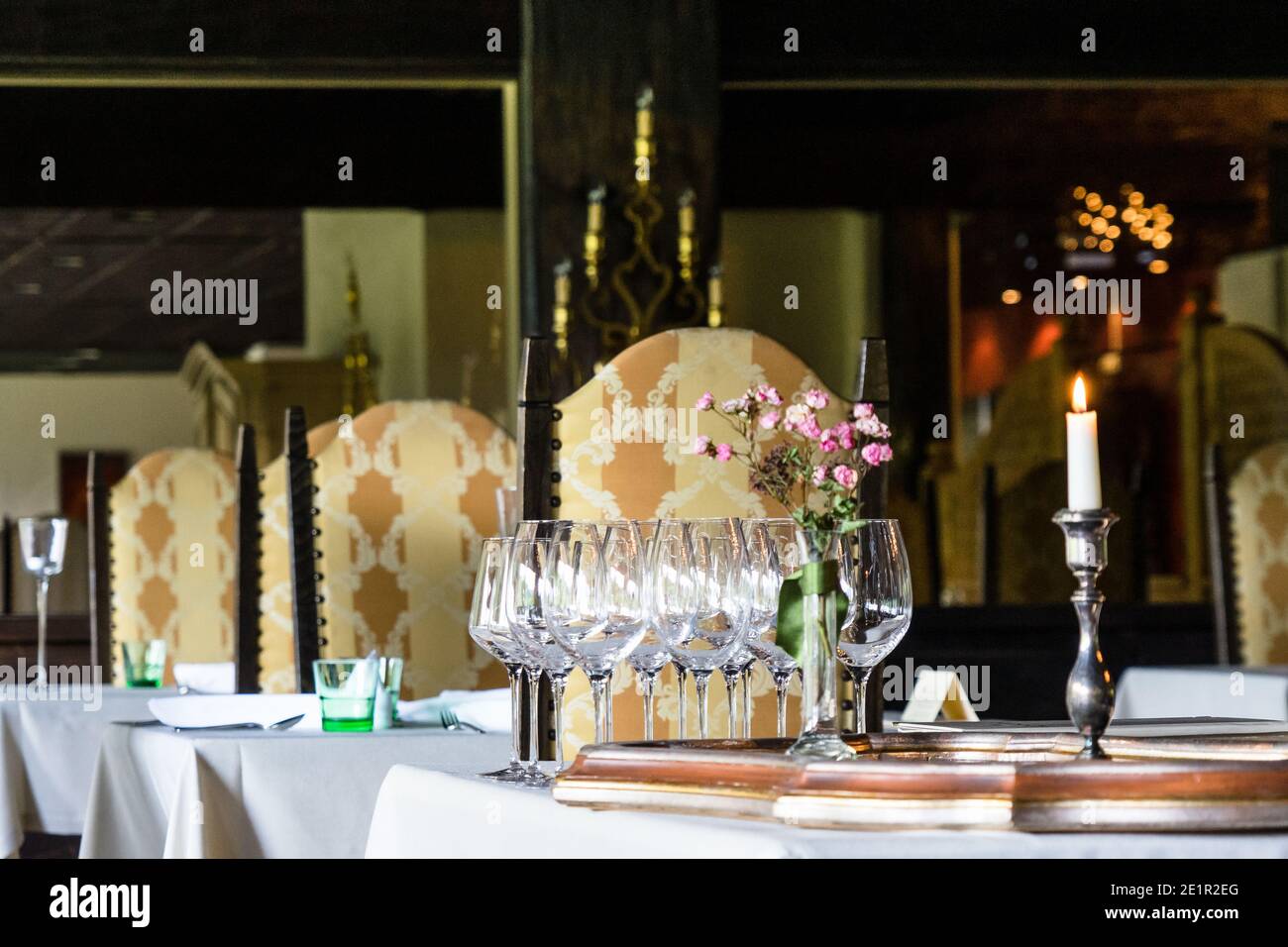 Gläser auf einem elegant gedeckten Tisch in einem würdevollen Essen Zimmer Stockfoto