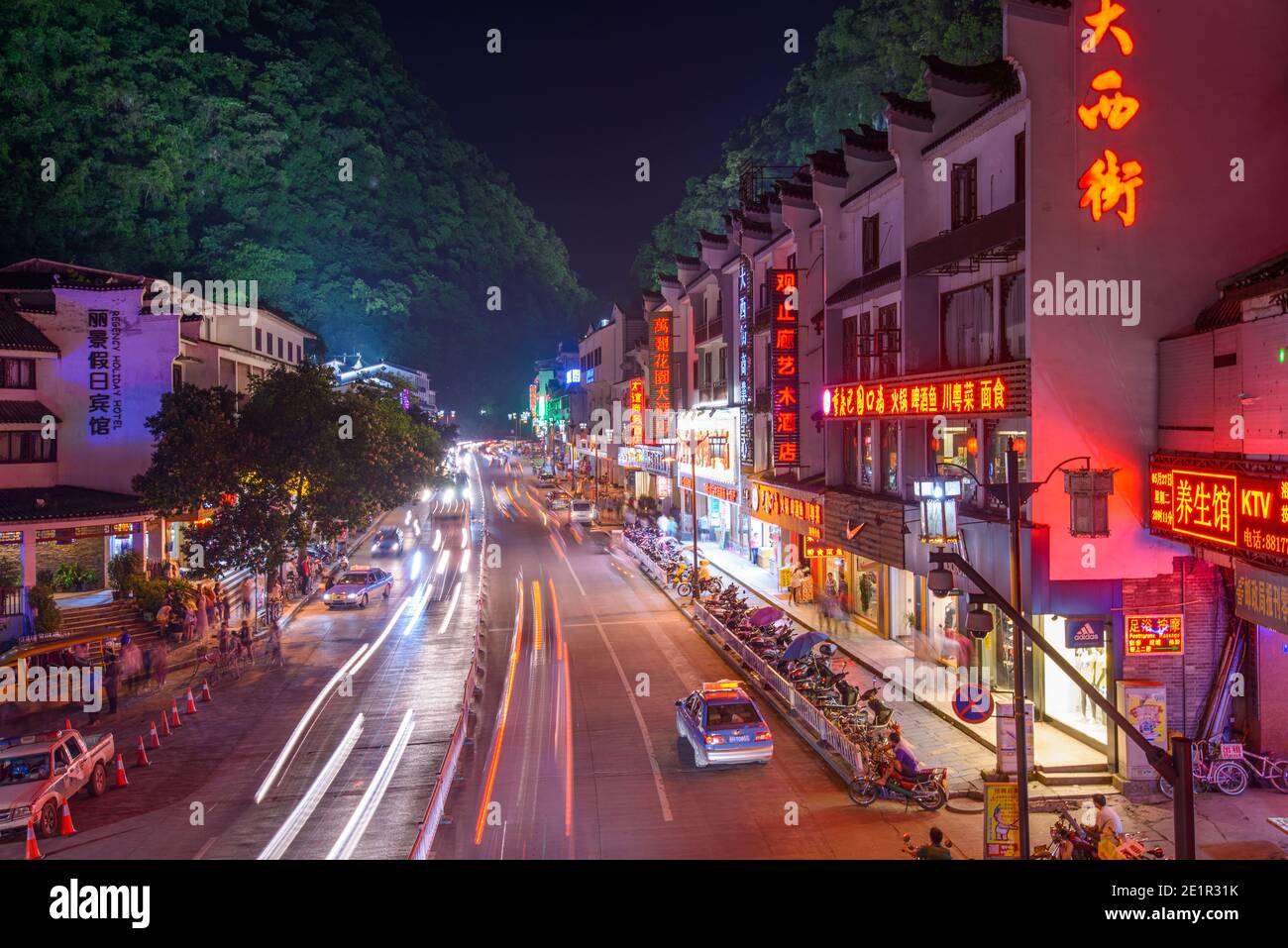 YANGSHUO, CHINA - 27. MAI 2014:Leichte Wanderwege durch Yangshuo bei Nacht. Stockfoto