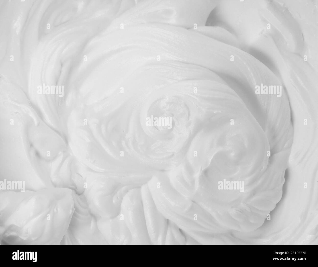 Weiße Textur mit Schlagsahne. Latte-Schaum, Schlagsahne, schaumiger Eiweißstoff Stockfoto