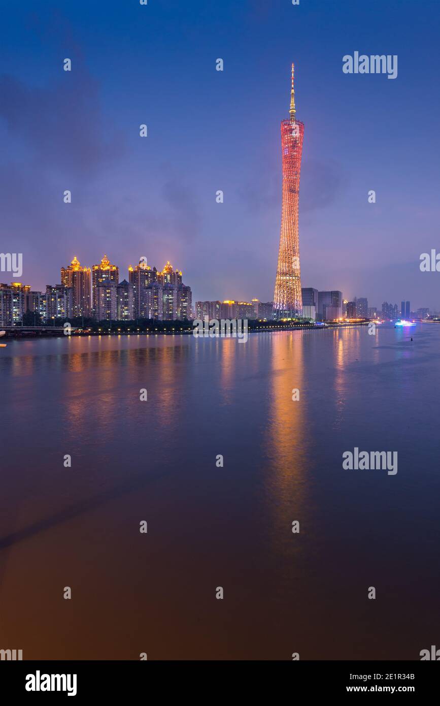 Guangzhou, China Skyline auf dem Pearl River in der Dämmerung. Stockfoto