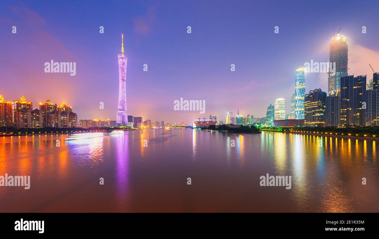 Guangzhou, China Skyline auf dem Pearl River in der Dämmerung. Stockfoto