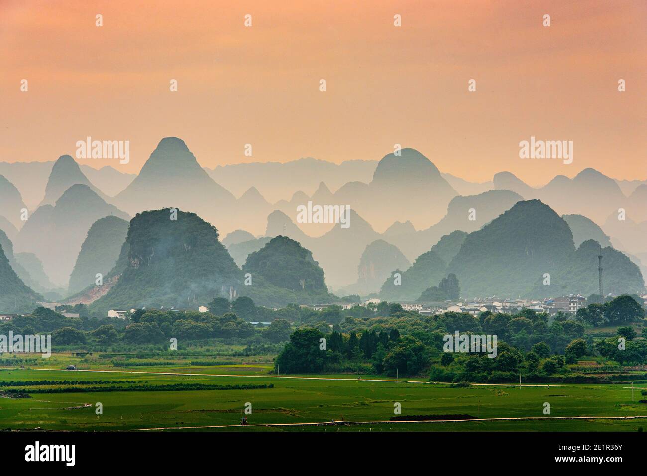 Guilin, China karst Berglandschaft in der Abenddämmerung. Stockfoto