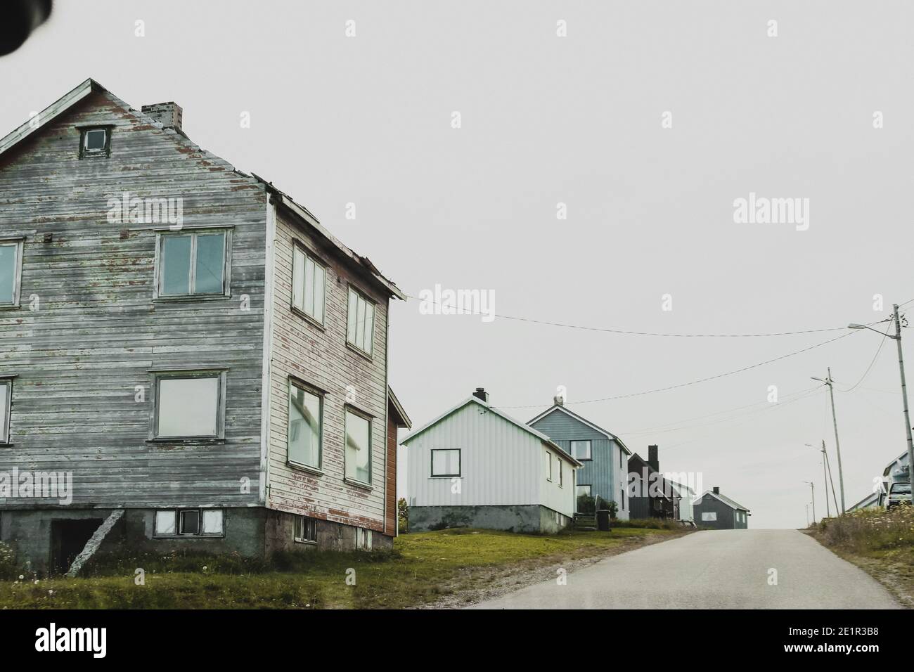 Ein einziges Haus in Norwegen umgeben von grüner Natur Stockfoto