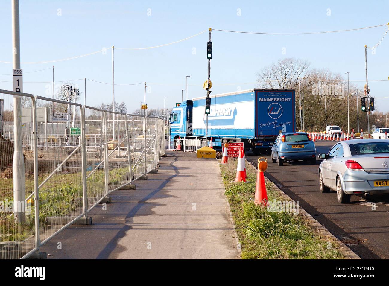 Ashford, Kent, Großbritannien. Januar 2021, 09. Die Binnengrenzfazilität von Sevington akzeptiert nun einen stetigen Strom von Lastkraftwagen, die die Kreuzung 10a, die von der Autobahn M20 abzweigt, zur Grenzkontrolle genommen haben. Foto-Kredit: Paul Lawrenson/Alamy Live Nachrichten Stockfoto