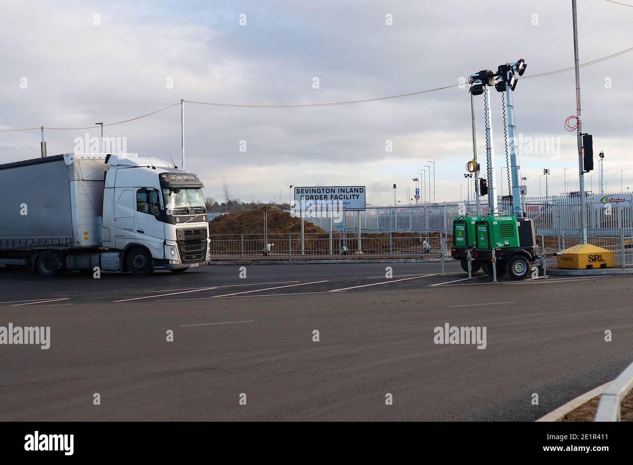 Ashford, Kent, Großbritannien. Januar 2021, 09. Die Binnengrenzfazilität von Sevington akzeptiert nun einen stetigen Strom von Lastkraftwagen, die die Kreuzung 10a, die von der Autobahn M20 abzweigt, zur Grenzkontrolle genommen haben. Foto-Kredit: Paul Lawrenson/Alamy Live Nachrichten Stockfoto