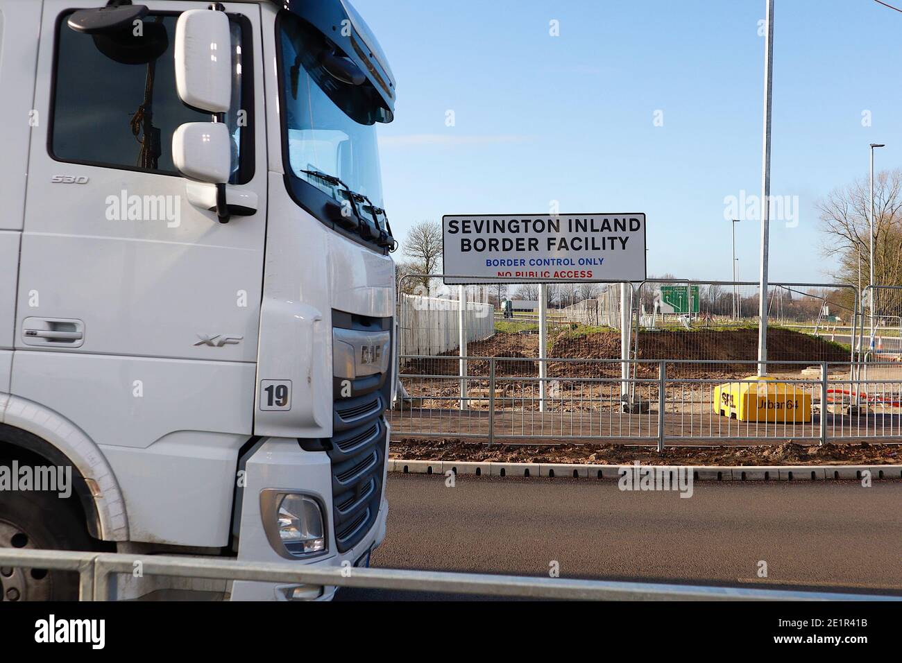 Ashford, Kent, Großbritannien. Januar 2021, 09. Die Binnengrenzfazilität von Sevington akzeptiert nun einen stetigen Strom von Lastkraftwagen, die die Kreuzung 10a, die von der Autobahn M20 abzweigt, zur Grenzkontrolle genommen haben. Foto-Kredit: Paul Lawrenson/Alamy Live Nachrichten Stockfoto