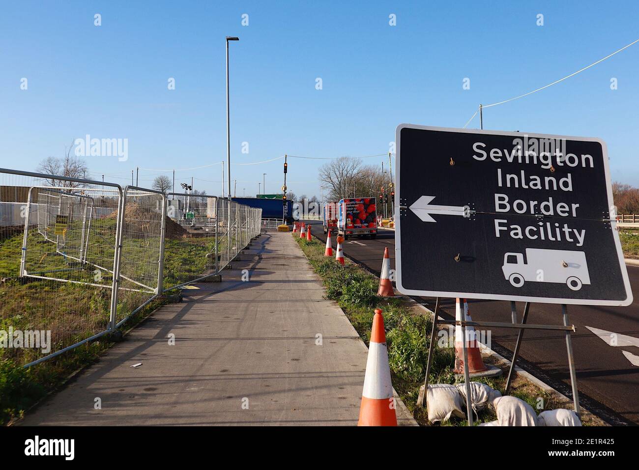 Ashford, Kent, Großbritannien. Januar 2021, 09. Die Binnengrenzfazilität von Sevington akzeptiert nun einen stetigen Strom von Lastkraftwagen, die die Kreuzung 10a, die von der Autobahn M20 abzweigt, zur Grenzkontrolle genommen haben. Schild für die neue Binnengrenzfazilität von Sevington. Foto-Kredit: Paul Lawrenson/Alamy Live Nachrichten Stockfoto