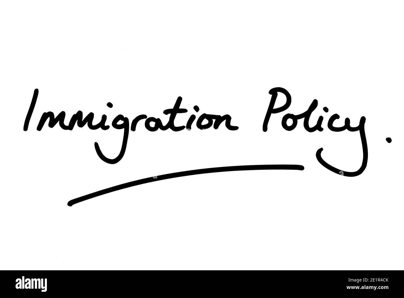 Einwanderungspolitik handgeschrieben auf weißem Hintergrund. Stockfoto