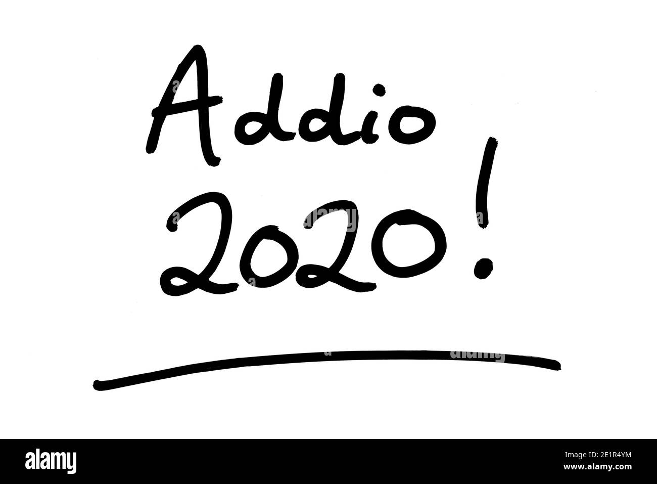 Addio 2020! - Auf Wiedersehen 2020 bedeutet! In italienischer Sprache - handgeschrieben auf weißem Hintergrund. Stockfoto