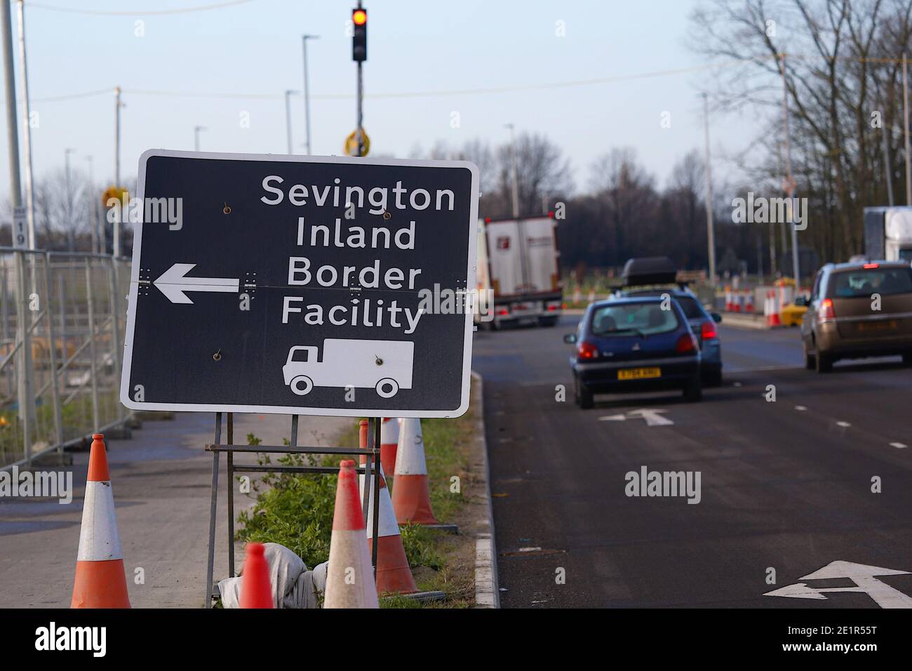 Ashford, Kent, Großbritannien. Januar 2021, 09. Die Binnengrenzfazilität von Sevington akzeptiert nun einen stetigen Strom von Lastkraftwagen, die die Kreuzung 10a, die von der Autobahn M20 abzweigt, zur Grenzkontrolle genommen haben. Foto-Kredit: Paul Lawrenson/Alamy Live Nachrichten Stockfoto