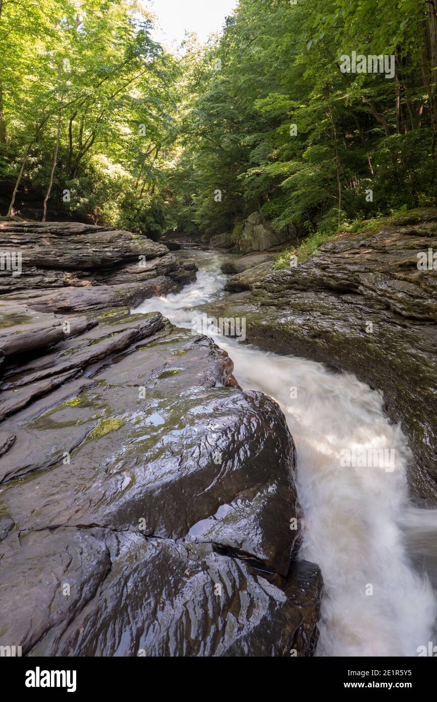 Fließender Fluss durch Felsen Stockfoto