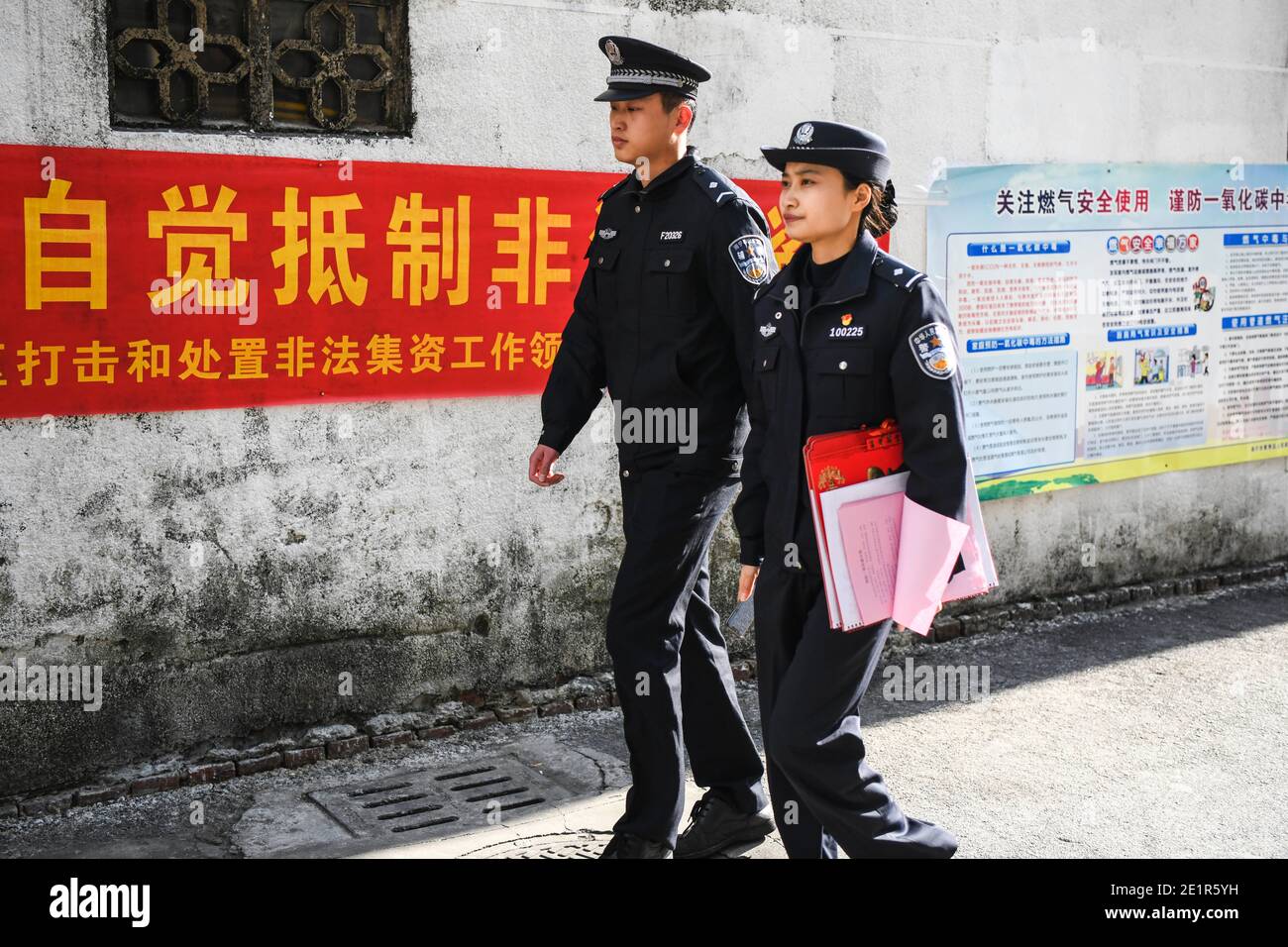 (210109) -- NANNING, 9. Januar 2021 (Xinhua) -- der Polizeibeamte Jiang Lan (R) patrouilliert mit ihrem Kollegen in der Gemeinde Taoyuannan im Bezirk Qingxiu von Nanning, südchinesische Autonome Region Guangxi Zhuang, 31. Dezember 2020. Helfen Sie den verlorenen älteren Menschen nach Hause gehen, Wache vor der Schule stehen, um den Verkehr zu lenken, die Gemeindehändler zu inspizieren, Sicherheitsbroschüren zu verteilen und die Bewohner zu besuchen... Dies ist die übliche Arbeit des Gemeindepoliziers Jiang Lan. Jiang, 26 Jahre alt, kam nach seinem Abschluss in der Volksstube zur Zhongshan Polizeistation der Qingxiu Niederlassung des Büros für Öffentliche Sicherheit in Nanning Stockfoto