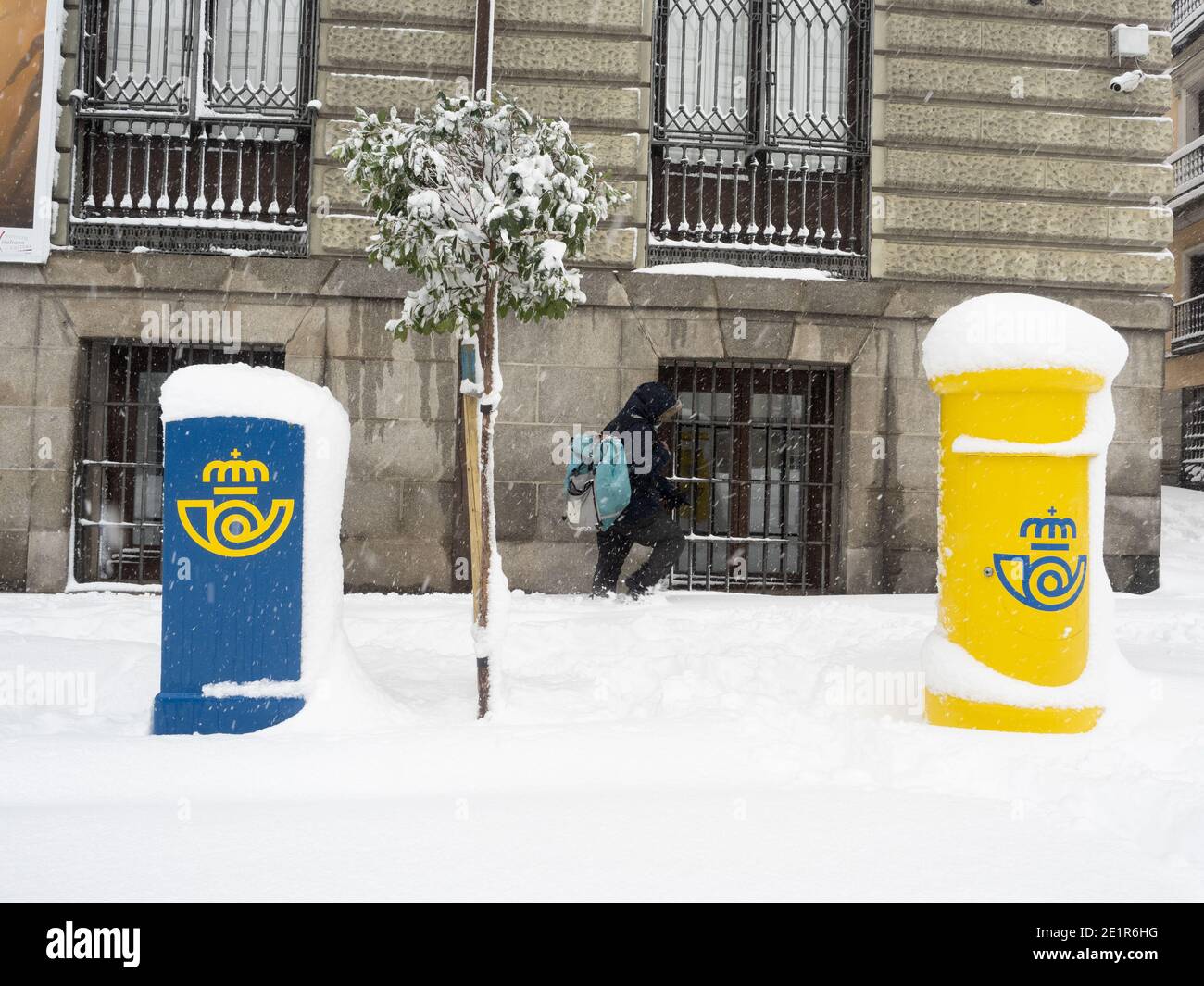 Madrid, Spanien. Januar 2021. Eine Person, die unter einem starken Schneefall mit einer Deliveroo-Tasche läuft. Sturm Filomena trifft Madrid (Spanien), ein Wetteralarm wurde für kalte Temperaturen und schwere Schneestürme in ganz Spanien ausgegeben; nach Angaben der Wetteragentur Aemet wird voraussichtlich einer der schneesichersten Tage der letzten Jahre sein. © Valentin Sama-Rojo/Alamy Live News. Stockfoto