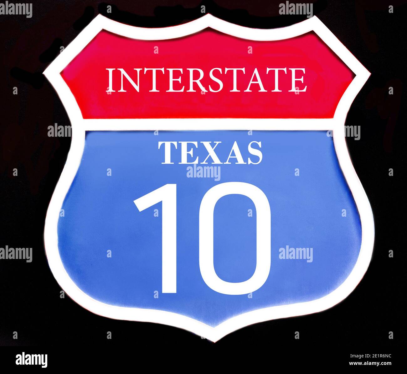 Interstate Straßenschild US-Bundesstaat Texas 10 Nahaufnahme isoliert auf schwarzem Hintergrund. 3d-Illustration Stockfoto