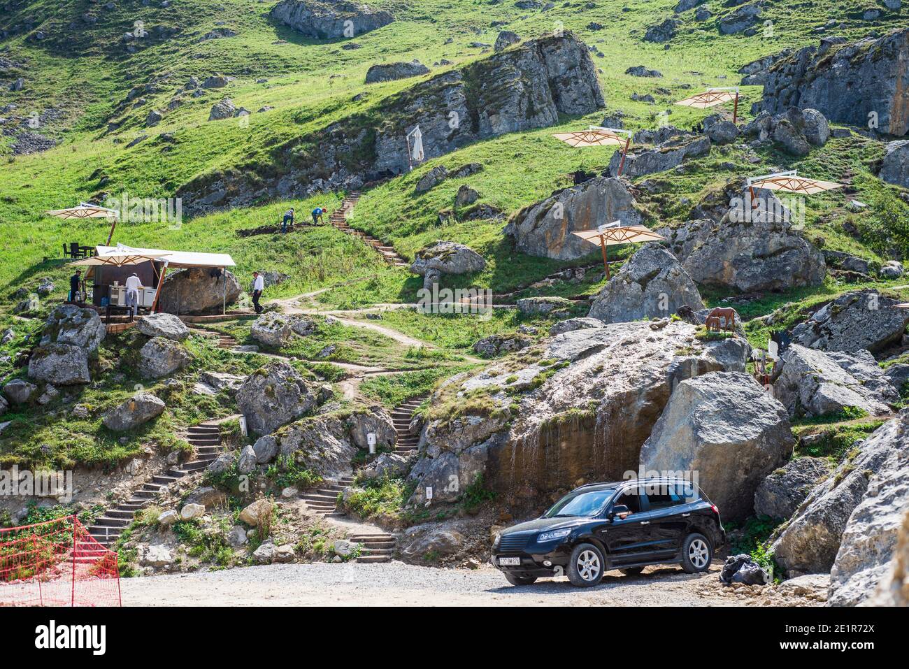 Ein Rastplatz in der Mitte einer Bergstraße, Qusar Bezirk, Aserbaidschan Stockfoto