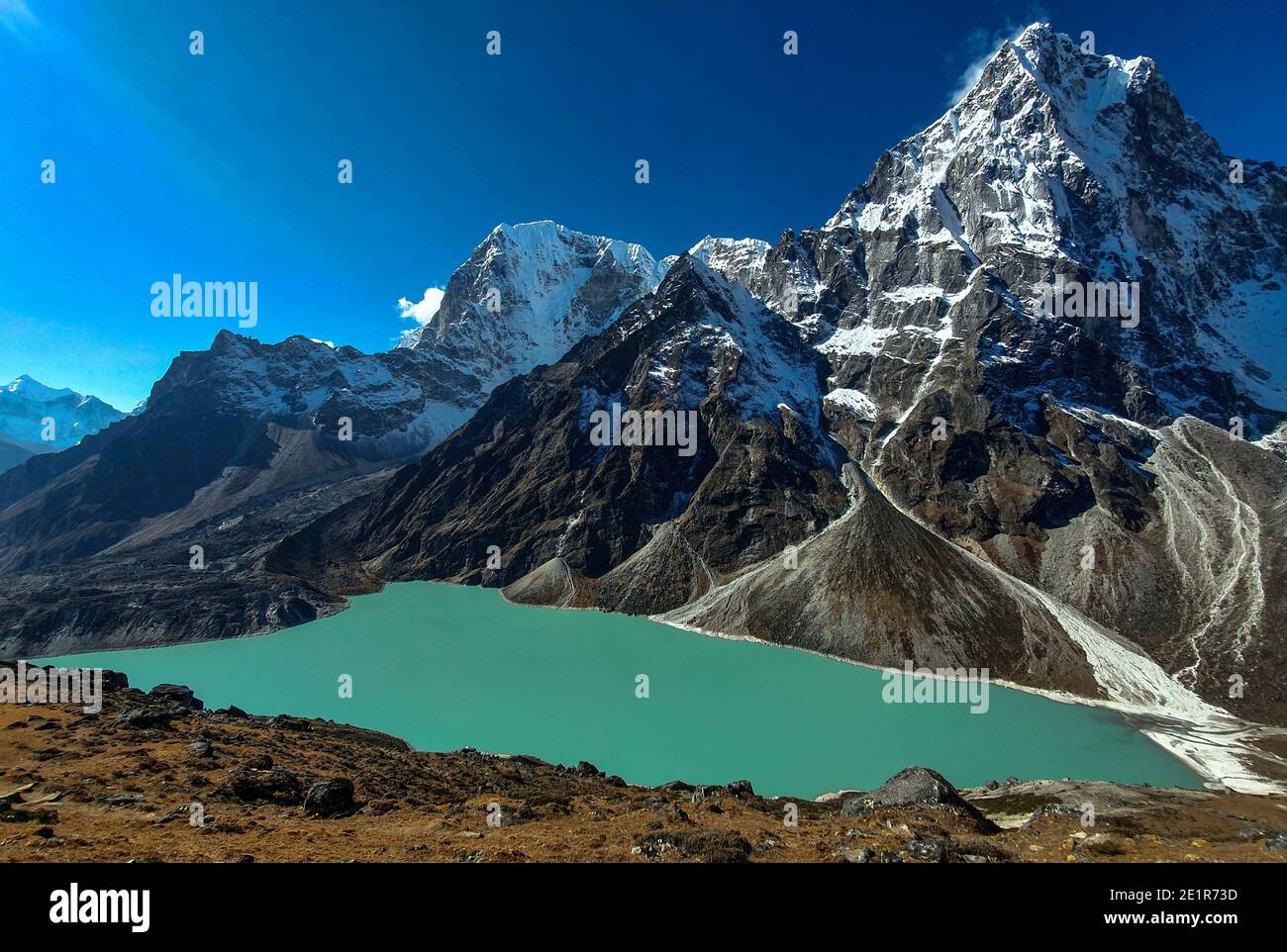 Höhenreisen / Landschaftsfotografie während einer Trekking- und Bergkletterexpedition durch den Himalaya in Nepal. Stockfoto