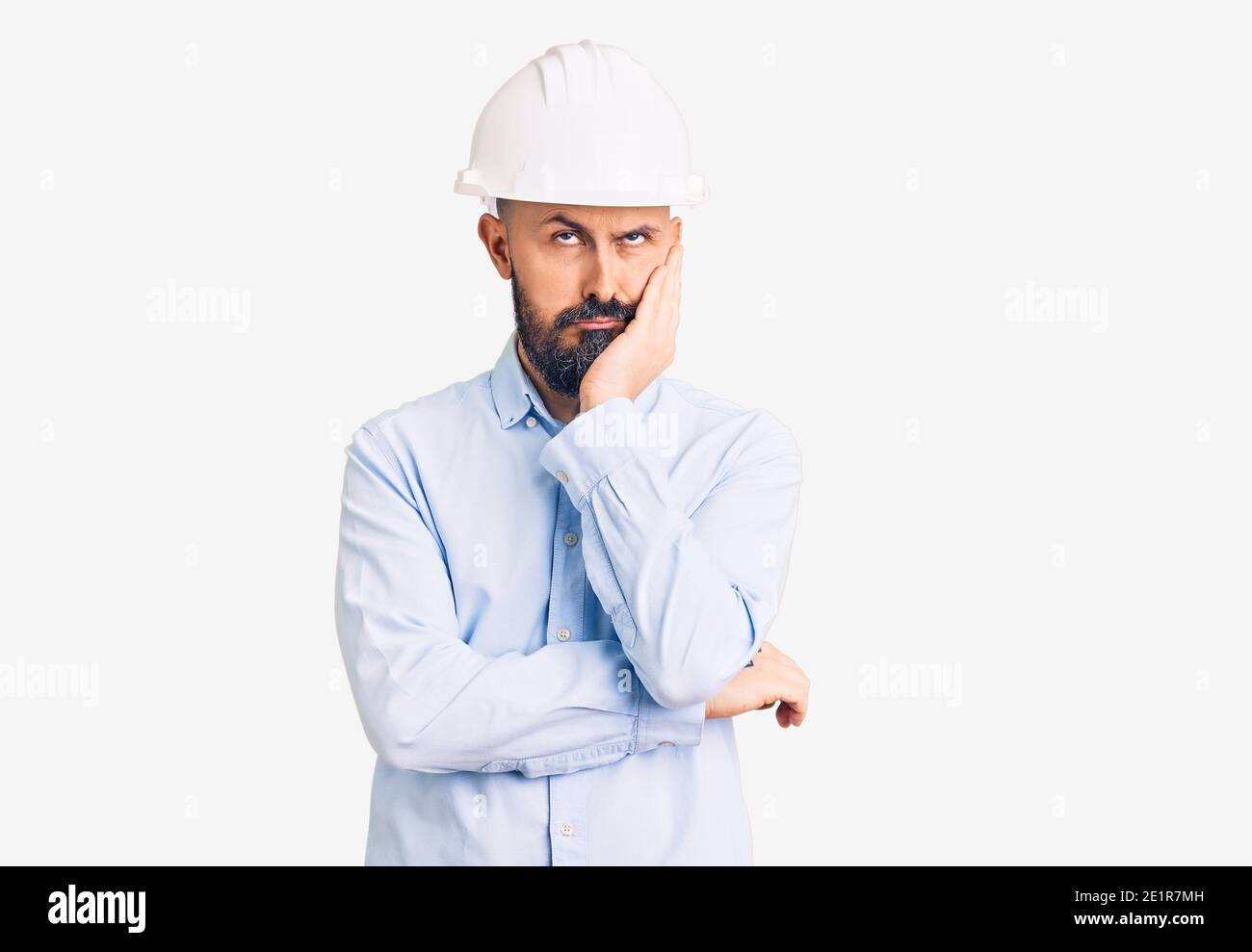 Junge gutaussehende Mann trägt Architekt Hardhat Denken suchen müde und gelangweilt mit Depressionen Probleme mit gekreuzten Armen. Stockfoto