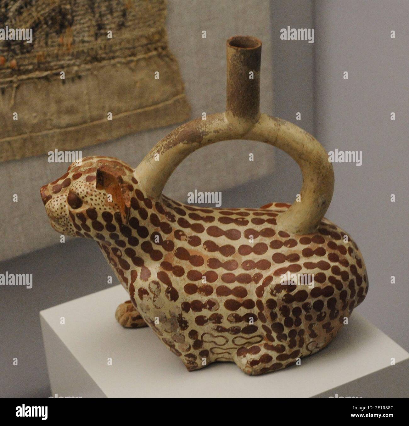 Jaguar geformtes Schiff. Flasche mit Rührwerk und Ausguss. Keramik. Moche Zivilisation (100 BC-700 Anzeige). Peru. Museum of the Americas. Madrid, Spanien. Stockfoto