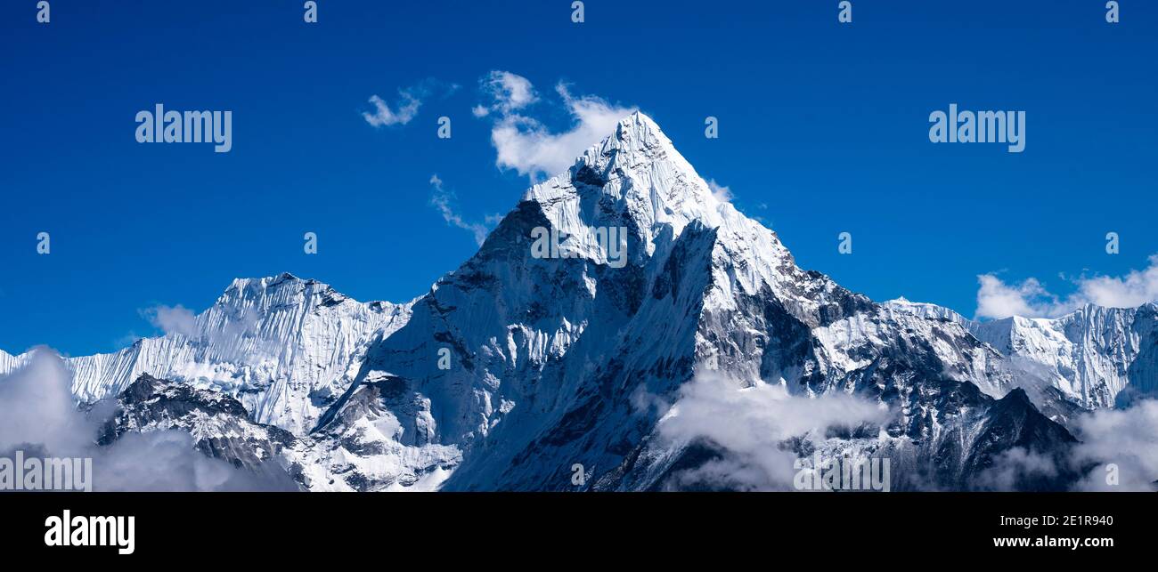 Höhenreisen / Landschaftsfotografie während einer Trekking- und Bergkletterexpedition durch den Himalaya in Nepal. Stockfoto