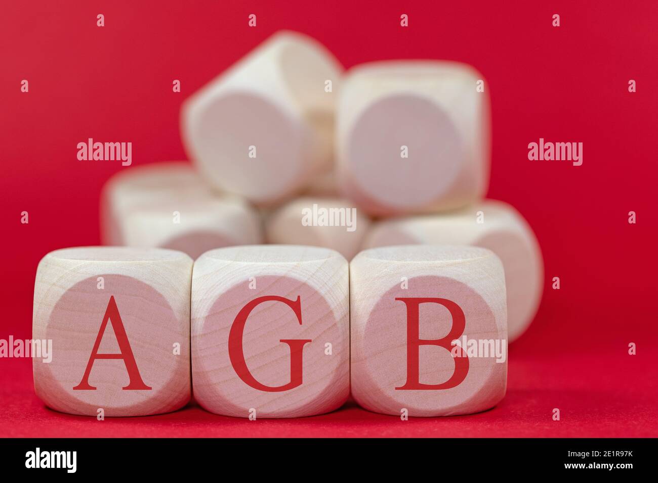 Holzwürfel mit der Aufschrift AGB vor einem Roter Hintergrund Stockfoto